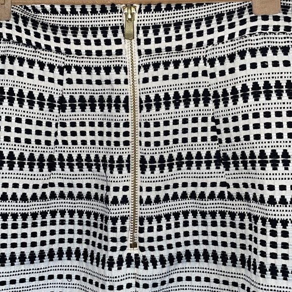 NWT H&M embroidered pencil skirt - Picture 3 of 4